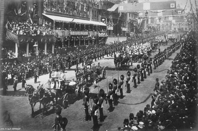 Koningin Victoria (1819-1901) rijdt door centraal Londen tijdens haar Gouden Jubileumvieringen, 1887 door English Photographer